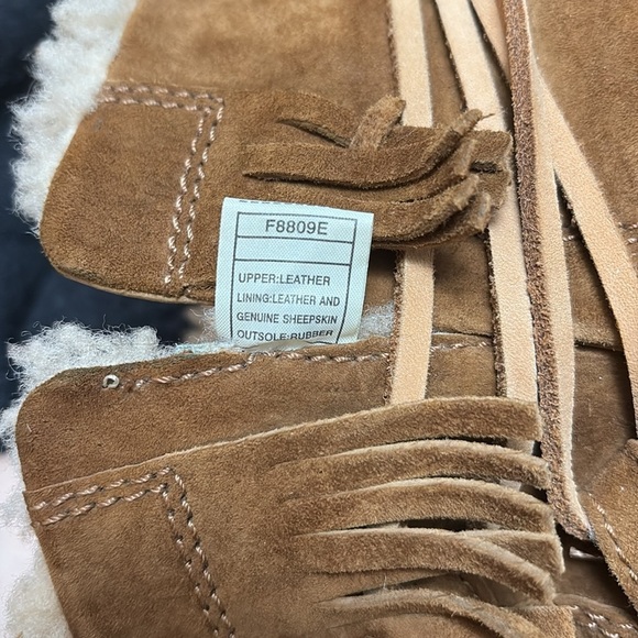 UGG AUSTRALIA “Gaviota” boots in tan - Picture 5 of 11